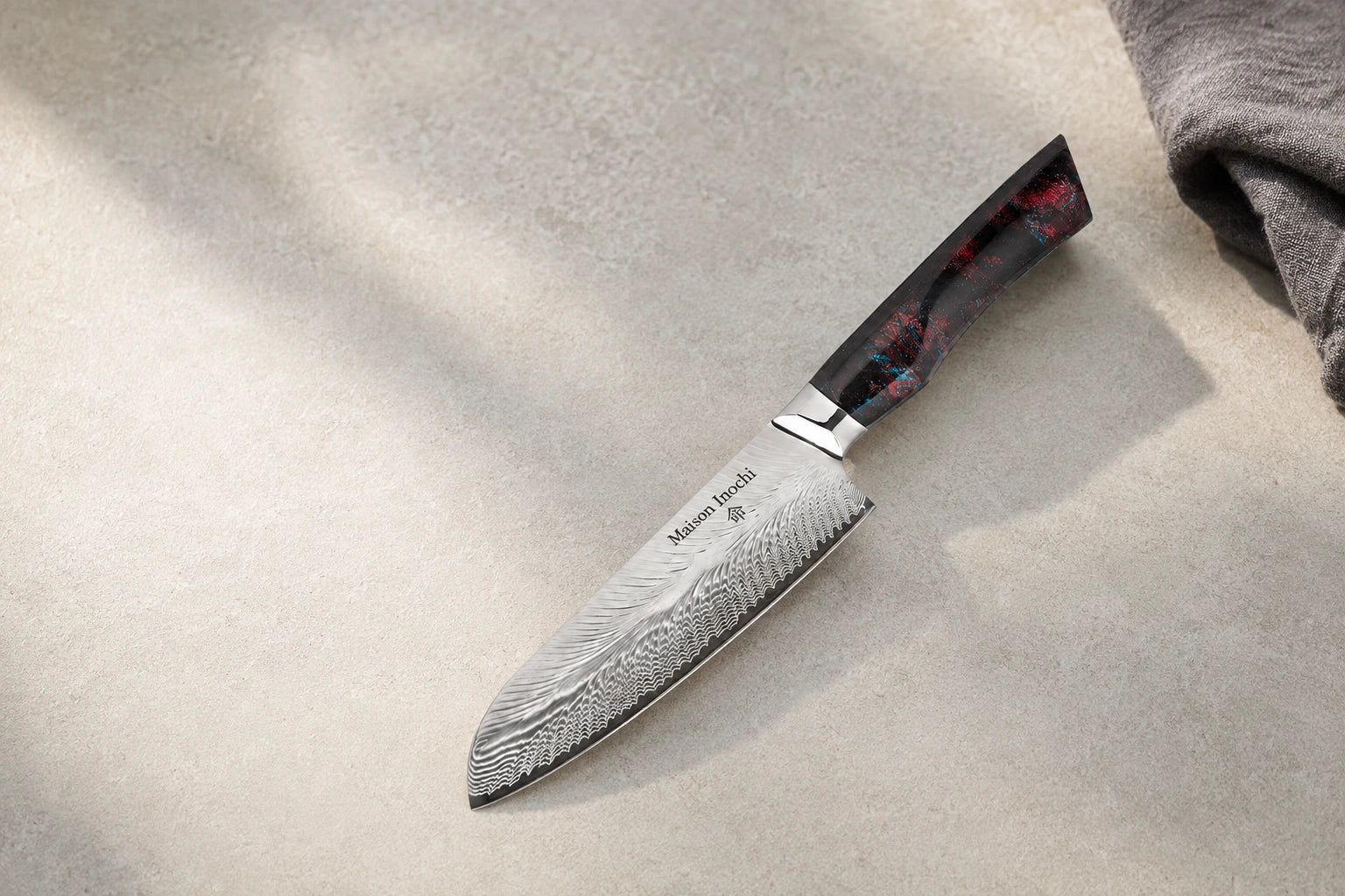 Santoku Akita sur une surface de pierre claire