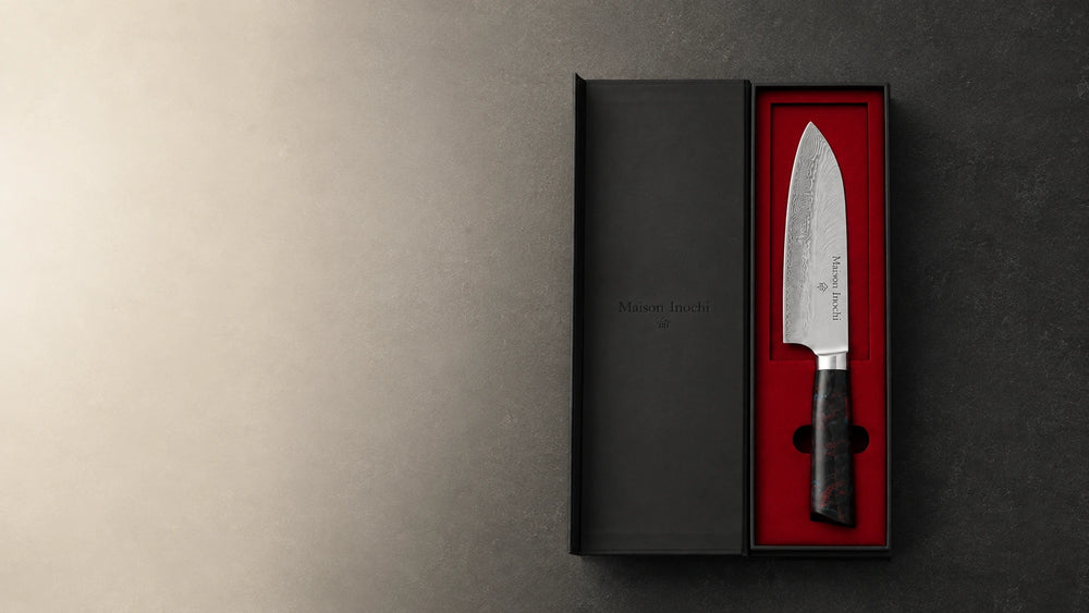 Le santoku Akita présenté dans son coffret rigide