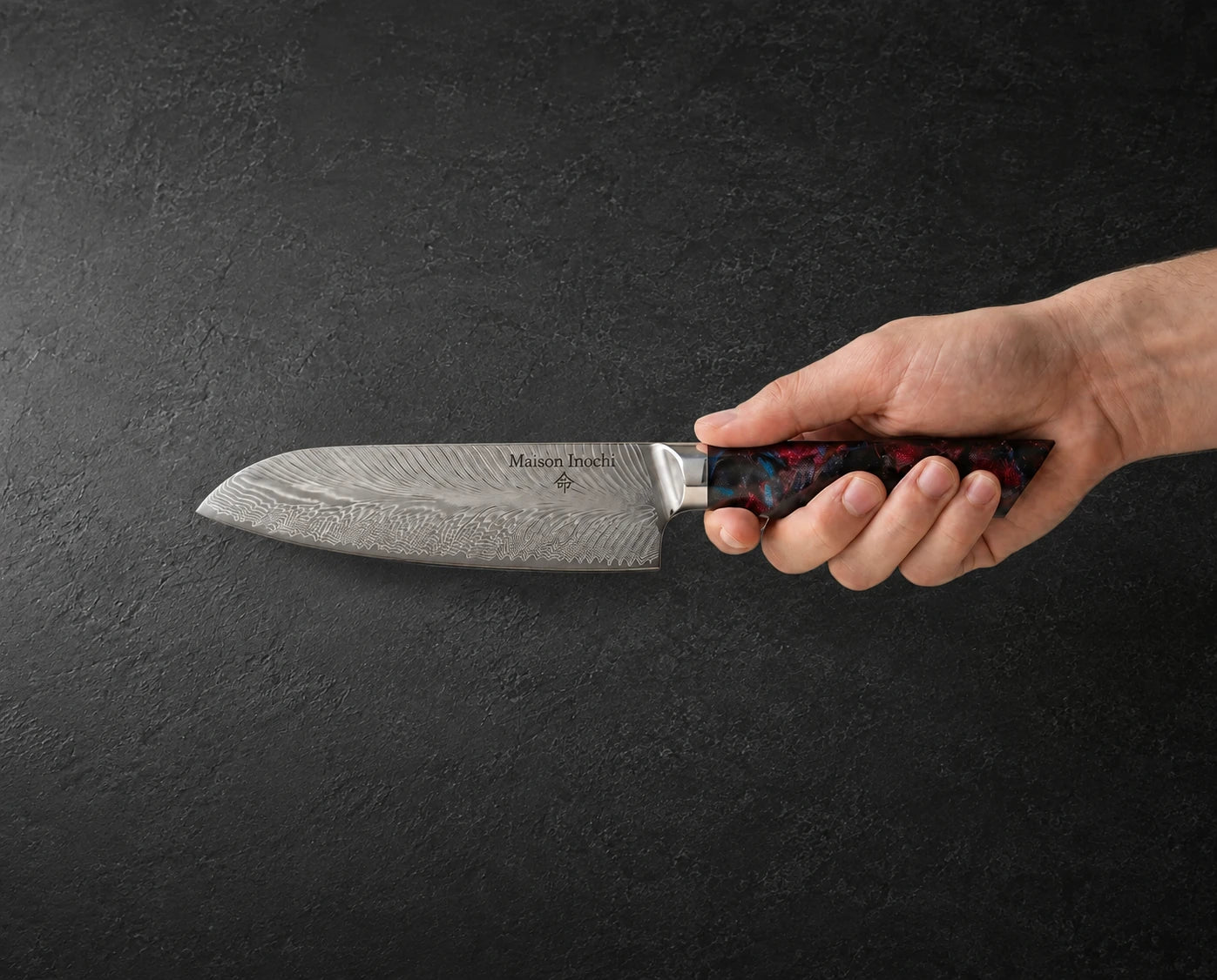 Le Santoku Akita Inochi tenu en main