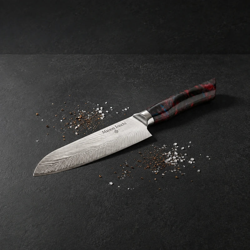 Santoku Akita utilisé pour les petites découpes de finition
