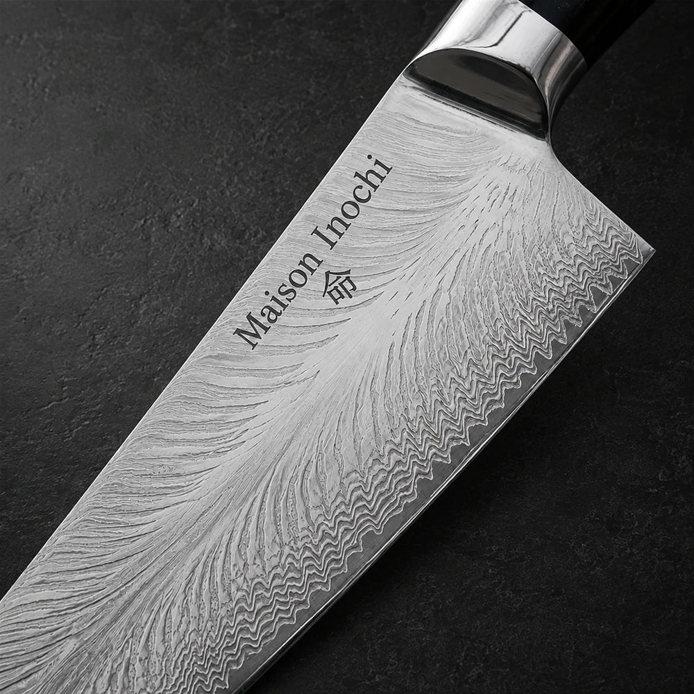 Vue rapprochée du motif damassé de la lame Akita